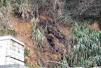 　福澳村華光大帝廟左後方山坡地17日晚間7時許發生火警，連江縣消防局緊急前往灌救，順利控制火勢，原起火點焦黑一片。（圖／文：曹重偉）
