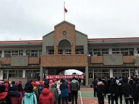 為悼念花蓮大地震罹難國人,縣府昨依行政院決定,縣內各機關學校一律降半旗1天以示哀悼。(圖:連江縣介壽國中小)