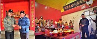 東引107年慶元宵擺暝系列活動,首先登場的是忠義廟,指揮官陳明華前往上香,並捐贈香油錢。(圖/文:陳其敏)