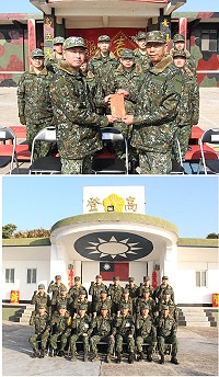 上圖:指揮官頒發慰問金勗勉亮島官兵辛勞。下圖:指揮官與高登官兵於高登臺前合影。(圖/文:翁正坤)