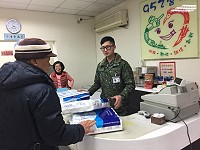 國內衛生紙傳出即將漲價,民眾趕在漲價前搶購衛生紙。(圖/文:馮紹夫)