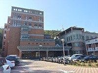 　縣立醫院沒有固定婦產科專任醫師造成地方孕婦媽媽不安，衛福局透過協調台灣醫院與東引衛生所支援，期間內維持南竿婦科運作。（圖／文：馮紹夫）