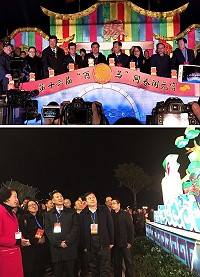 兩馬同春鬧元宵燈會馬尾成千上萬遊客穿梭,26日點燈儀式,由馬尾區書記趙學峰、連江縣長劉增應等共同主持及按鈕點亮燈火,以及觀賞馬祖燈區馬祖高粱酒主題等造型受到注目。(圖/文:吳嘉榮)