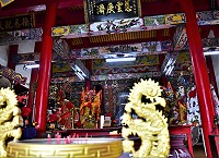 　東引「白馬尊王」祈福遶境活動3月4日登場，「七爺」、「八爺」等神偶都已佈置就緒，準備迎接地方一年之中最盛大的慶典。 （圖／文：陳其敏） 