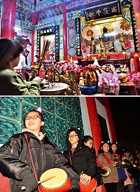 東引「十三暝」關帝廟擺暝,善男信女上香祈求平安,小朋友敲打鑼鼓為敬神活動增熱鬧。(圖/文:陳其敏)
