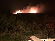 芹壁中山國中側邊山坡1日晚間因施放煙火造成火燒山意外。(圖/文:馮紹夫)