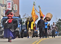 　東引最盛大熱鬧的「白馬尊王」遶境今天登場，保長公先打頭陣「清道」。（圖／文：陳其敏）