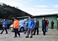 　縣長劉增應、副縣長王忠銘與議長張永江勘察東引地補庫舊營區等地方，希望透過軍民合作，提升產業發展與醫療照顧。（圖／文：陳其敏）