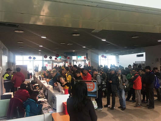元宵食福過後，4日周日返台人潮多，福澳候船室搭船旅客。（圖：馬祖日報）