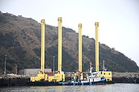 　北竿白沙碼頭北堤延伸以及大坵島聯外道路工程所需，大型可升降平台船駛抵白沙。（圖／文：陳鵬雄）
