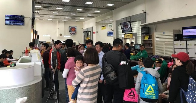 北竿擺暝文化祭系列動態活動結束後,返台旅客增多,圖為5日機場候機場景。(圖/陳紫開老師提供)