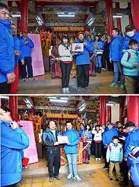 東引鄉白馬尊王迎神祈福擲聖筊大賽,主委林耀宏、鄉長楊雲成、鄉代表主席陳子驎頒獎給唐芳婕、劉增國、姜昀峰三人。(圖/文:陳其敏)