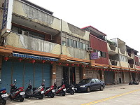 上百位北竿鄉親前往大陸黃山旅遊,塘岐街頭多間商家鐵門深鎖,街景更顯冷清。(圖/文:陳鵬雄)