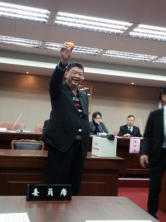 陳雪生在立院第9屆第5會期交委會召委選舉獲同票抽中召委席次。(圖/自由時報)