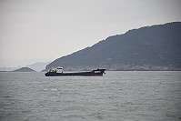 　大陸籍浙岱66388號貨輪8日下午4時許在北竿橋仔外海錨泊，一度以為是故障漂流，後經馬祖海巡隊前往驅離，該船回應只是在外海下錨而已。（圖：陳鵬雄）
