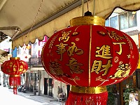 從農曆新年到元宵期間,地區不少民家還保有「上彩暝」的傳統習俗,大紅燈籠上寫著「添丁」、「進財」等字語慶祝家有喜事,讓觀光客驚艷於馬祖民間的點燈祈福文化。(圖/文:曹重偉)