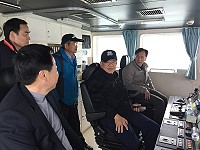 海巡署副署長龔光宇(圖中)連續2天四鄉五島海域巡行,8日會同縣長劉增應、議長張永江在莒光海域巡航,並討論今年打擊及驅離大陸越界高速海釣漁船。(圖:宋幸儒)
