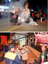 元宵壓軸介壽「廿二暝」白馬尊王廟遶境轟動登場,隊伍所到之處都是熱鬧滾滾;縣長劉增應夫婦特別在縣府前守候及酬拜香火,祈求神明保佑馬祖平安、縣運昌隆。(圖/文:曹重偉)