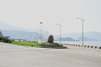 　又見一片白茫茫，遊客看了直搖頭！鋒面夾帶空污，9日起空氣污染指標(AQI)都破百，有鄉親認為相關單位及業者有必要主動告知來馬遊客空污警訊，雖然拍不到藍天白雲，但至少防護負面影響。（圖／文：曹重偉）