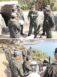 (上圖)參謀長視導81迫砲陣地。(下圖)參謀長指導50機槍射擊要領。(圖/文:葉峻廷)