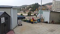 網友在「馬上處理」指介壽臨時市場有攤商物品佔用人行道,還貼出圖片,網友紛紛表達支持;連江縣警察局感謝網友提供資訊,也歡迎鄉親主動通報交通違規情事。(圖:馬上處理)