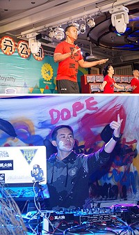 2018馬祖北竿硬地超級馬拉松選手之夜23日熱鬧登場,Andy小黑人老師及世大運DJ林煜傑將與跑友們一起同樂。(圖:Andy小黑人老師、DJ Dark Duck aka.YuJ粉絲團)