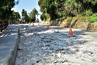 　東引中正路部分路段進行路面整建，鄉公所籲請駕駛人小心慢駛，注意安全。（圖／文：陳其敏）