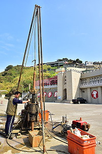　東引中柱港漁船碼頭加油站附近設置監測井，預防土壤及地下水污染。（圖／文：陳其敏）