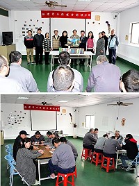 　書香滿分監！縣府文化處提供收容人團體借書服務，昨天由處長吳曉雲將團體借書證象徵物轉交給福建高等法院金門分院檢察署檢察長鄭文貴，象徵此項服務正式上路；現場還由更保會董事、顧問、志工伙伴舉辦關懷活動，與收容人親切互動。（圖／文：曹重偉）
