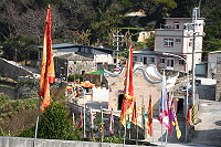 　北竿元宵期間各村境燈籠旗幟保留，配合硬地超馬做為情境佈置。（圖／文：陳鵬雄）