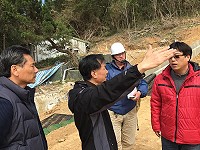 　縣長劉增應、副縣長王忠銘昨日會同工務處同仁再次現勘仁愛147地號工程進度。（圖／文：馮紹夫）