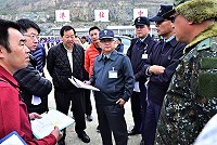 　東引中柱碼頭旅運大樓計畫案，議長張永江會同陸軍後勤指揮部運輸處處長王文浩少將、連江縣政府工務局及建築事務所進行會勘與研討，並達成軍民互利共享的建設共識。（圖／文：陳其敏）