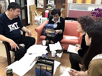 　針對推廣馬祖酒廠高粱酒海外市場，陳雪生與經濟部國貿局長楊珍妮在立院商討。（圖：陳雪生國會辦公室）