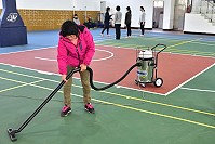 　東引鄉體育館改採以吸塵器清潔地坪後，大幅改善揚塵的問題。（圖：東引鄉公所） 