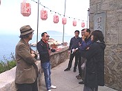 芹壁村聚落中段多間民宅發生疑似地基淘空,議員周瑞國邀文化處現勘解決之道。(圖:周瑞國議員服務處)