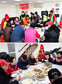 津沙社區發展協會17日舉辦村內今年首場次共餐活動,吸引近20位老人家及幼童前往共享美食;志工親切地為每位老人家端上一大碗香噴噴的白米飯,彷彿過年圍爐一般熱鬧。(圖/文:曹重偉)