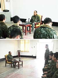 　（上圖）指揮官對轉服新兵實施精神講話。（下圖）指揮官逐一詢問新兵到部狀況。（圖／文：謝宏源）