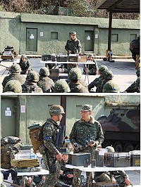 (上圖)指揮官至機步連視導行軍示範觀摩。(下圖)指揮官詢問官兵彈藥攜行量。(圖/文:翁正坤)