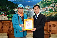 　縣長劉增應會見「台灣阿甘」林明德，讚揚他為環保的堅強毅力與無私無我的情操並致贈榮譽縣民證，期許他多來馬祖宣揚環保理念。（圖／文：曹重偉）