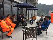 議長張永江、縣府產發處長劉德全19日前往西莒,就大陸高速漁船越界釣魚事件,與議員陳貽斌、漁民代表、海巡隊等討論。(圖:連江縣政府產發處提供)
