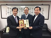 縣長劉增應、議長張永江20日下午拜會觀光局長周永暉,感謝2018海灣旅遊年強化馬祖力度宣傳,以及觀光局贈台灣觀光節58週年紀念酒。(圖:連江縣政府)