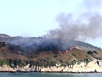 從西引三山據點方向看26據點22日下午2時30分左右火燒山事件。(圖:東引海角民宿提供)