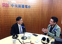 央廣新聞部「早安•台灣」節目主持人夏治平(右)專訪劉增應談新南向政策以及馬祖觀光產業、遊客成長人數、交通住宿、美食特產,以及新住民關照等。(圖:連江縣政府)