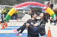 愛情長跑獲得好結局，北竿硬地超級馬拉松上演求婚記，林耕毅於完賽後，向追求4年的女友劉羽庭正式求婚，沒有閃亮的鑽石，但在眾多跑友的見證下，劉羽庭開心得說我願意，也謝謝大家的祝福。（圖：馮紹夫） 