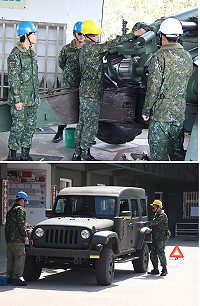 上圖:混砲連官兵實施火砲裝備檢查示範。下圖:混砲連官兵實施動力測試流程示範。(圖/文:翁正坤)