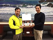 日本沖繩縣台北事務事務所所長吉永亮太拜會縣府,縣長劉增應致贈櫻花小鹿酒、馬祖蘿蔔醬、馬祖老酒麵線1組禮盒。(圖:連江縣交旅局)