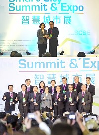 總統蔡英文頒發2018智慧城市創新應用獎,連江縣政府以離島馬祖智慧觀光交通資源整合服務計畫獲獎,由秘書長張龍德、行政處長曾玉花赴會受獎。(圖:連江縣政府)