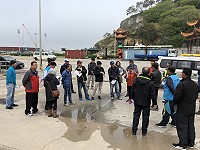 　白沙候船室後方道路改善完成發包，工務處邀北竿各界及管路單位做施工前現勘。（圖／文：陳鵬雄）