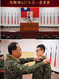 (上圖)指揮官主持馬防部一O七年第一季月會。(下圖)指揮官為晉升人員授階。(圖/文:謝承翰)