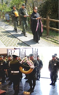 　（上圖）官兵協助進行移靈安厝儀式。（下圖）副指揮官向兩位先輩獻花。（圖／文：翁正坤）